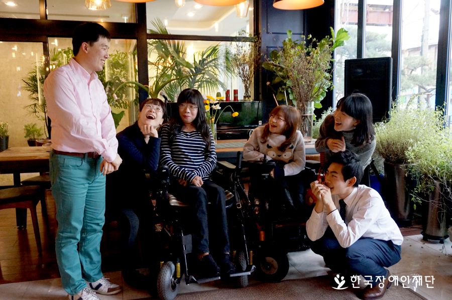 수다를 마치고 기념사진을 촬영하는 모습