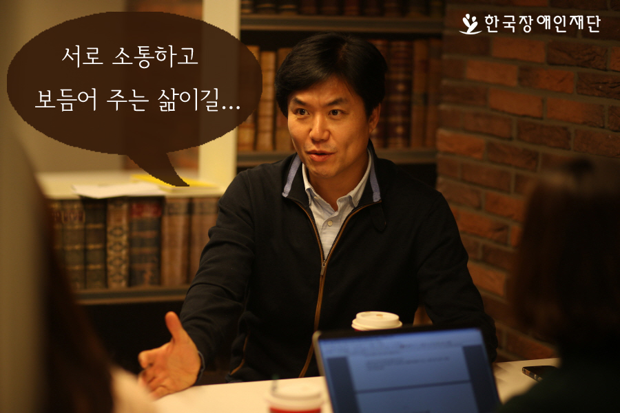 서로 소통하고 보듬어주는 삶을 살아가길 바란다고 말하는 이재용 아나운서