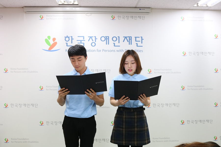 행동수칙을 낭독하는 박슬기, 오현경 학생