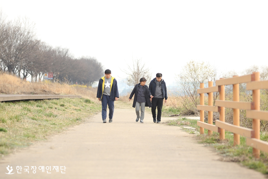 이옥주 어머니와 두 아들