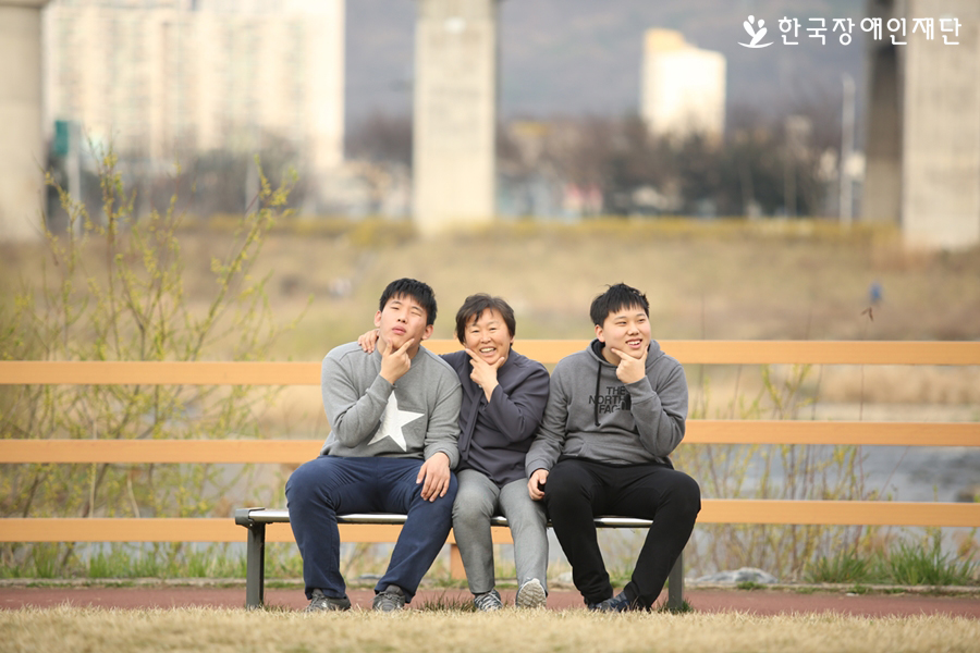 이옥주 어머니와 두 아들