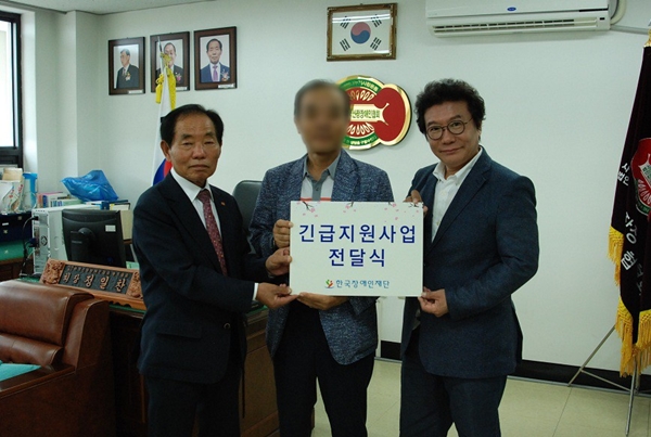 신장암을 앓고 있는 김 씨에게 긴급지원금을 전달한 한국장애인재단 이성규 이사장(오른쪽)과 신장장애인협회 광주협회 정일찬 회장(왼쪽)