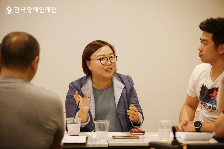 수다공간 틈 수다 장면