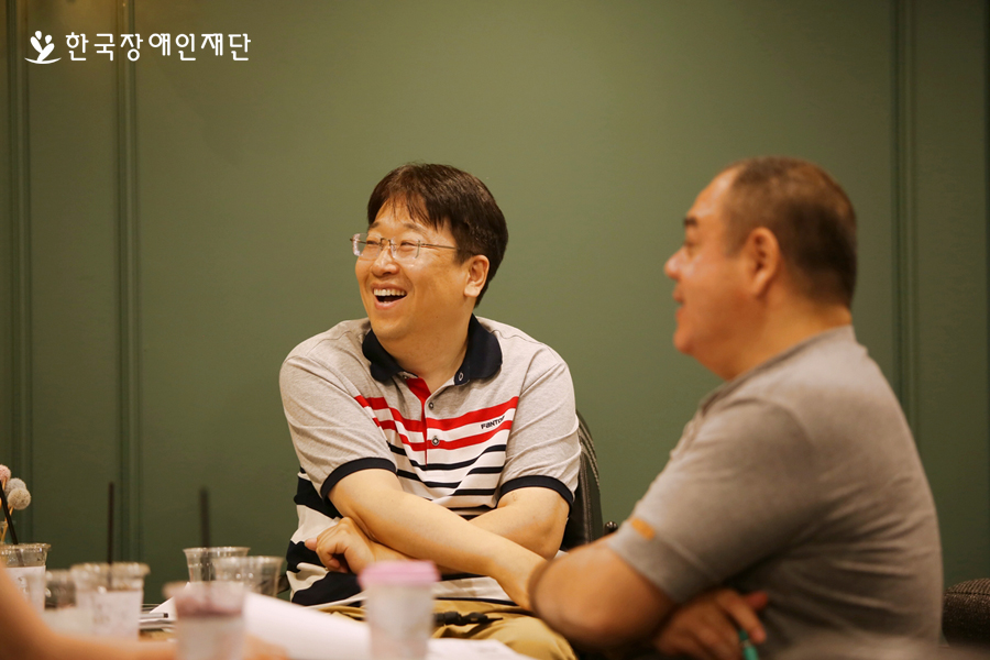 수다공간 틈 수다 장면