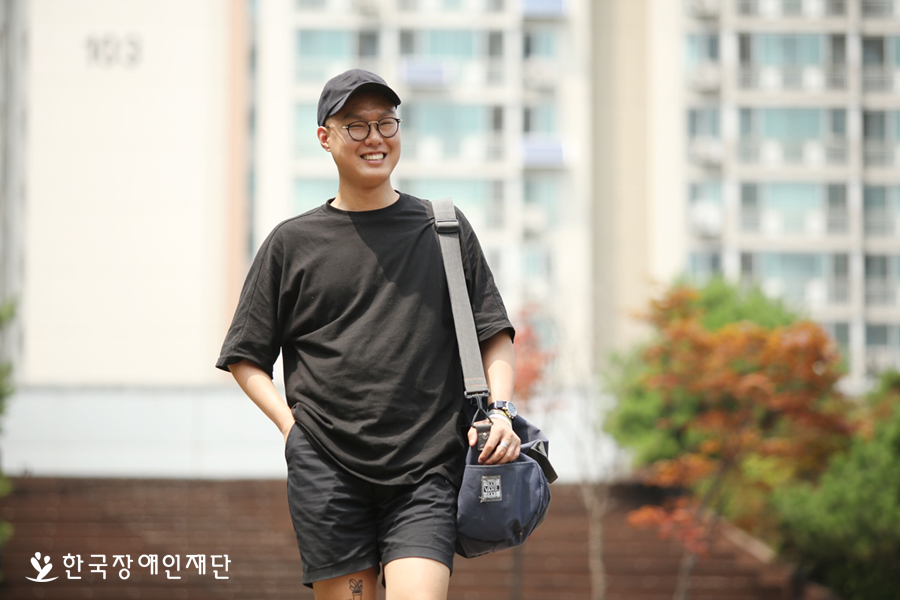 계단을 내려오는 송영균 님