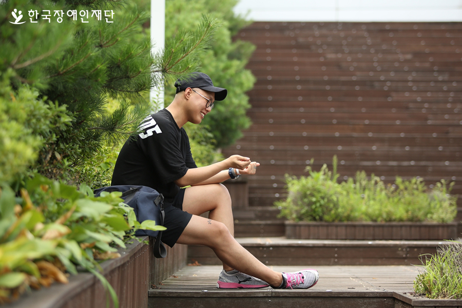 벤치에 앉아 있는 송영균 님