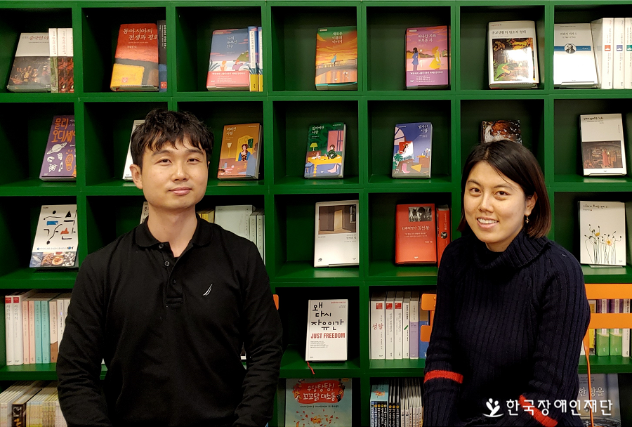 이사장 상을 수상한 이종화 씨(연세대학교 일반대학원 사회복지정책협동과정)와 손영은 씨(연세대학교 사회복지전문대학원 노인복지전공)