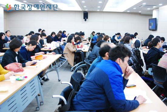 2014년 지원사업 선정단체 관계자들이 교육에 임하고 있다.