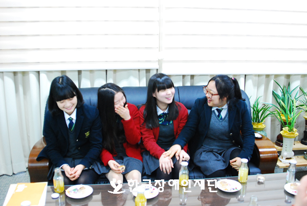 광명여자고등학교 동아리 Y.A의 학생들