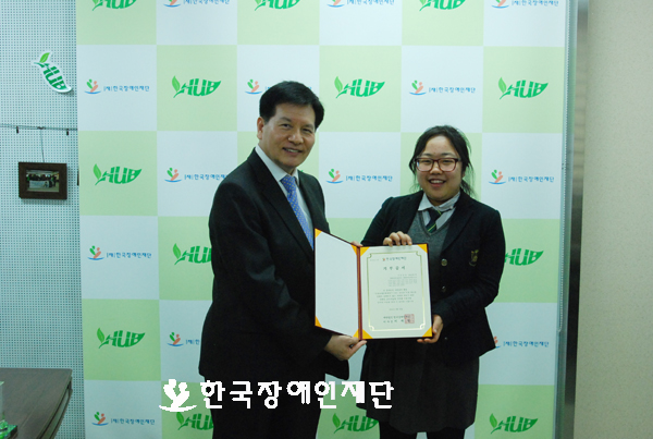 대표로 기부증서를 받는 신세영학생